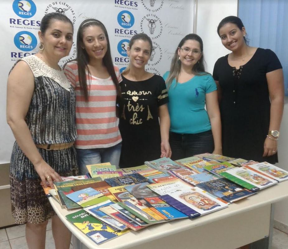 Doação de livros infantis feita pelos alunos de ciências contábeis da Reges para a Associação Projeto Esperança de Dracena