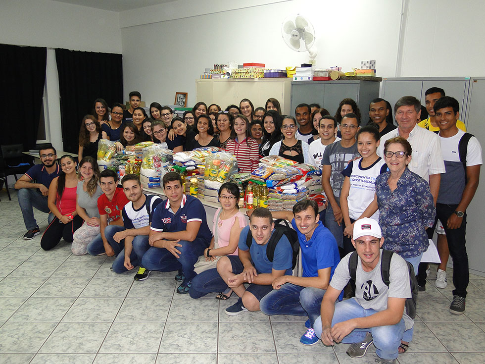 Faculdade Reges de Osvaldo Cruz entrega donativos arrecadados no Trote Solidário